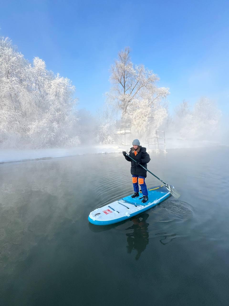 Фото Новосибирцы устроили массовый заплыв на сапах в мороз –26 градусов: 20 леденящих кадров 7